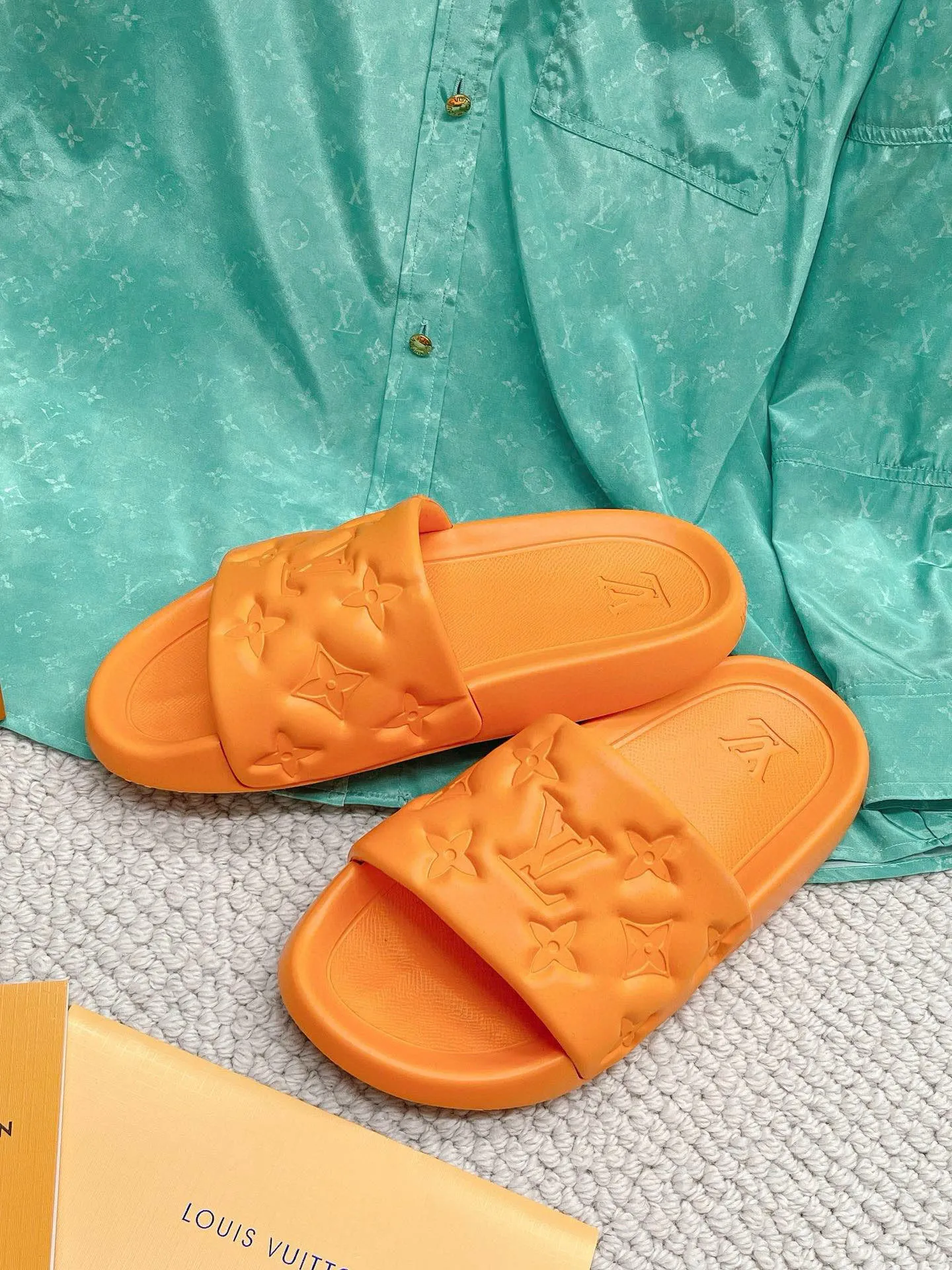 Factory price: 260💰【𝐋𝐕 Slippers】▪️Shoe size: Men's 38-45 ▪️Packaging: Counter top quality~original packaging 𝟐𝟎𝟐3 Louis Vuitton counter's new embossed slippers, L's monogram embossed slippers, Waterfront sandals are back, the upper buckle is embossed with LV's iconic Monogram pattern. Made of waterproof rubber with a comfortable and resilient insole. The lightweight, flexible outsole is embossed with the Louis Vuitton logo. ▪️Fabric: Original molded rubber foam surface ▪️Technology: embossed logo ▪️Sole: Original molded rubber foam outsole ▪️Sole thickness: 3CM.